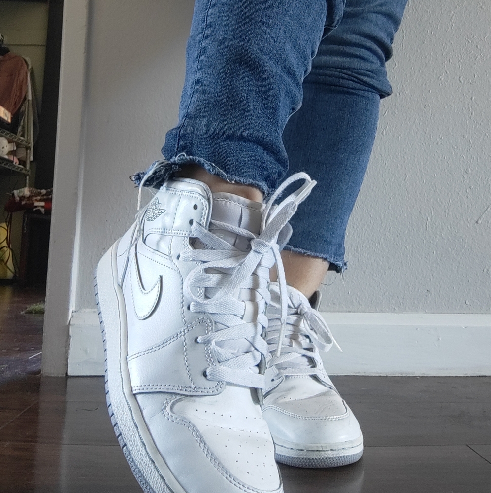 Nike Air Jordan Cream High-Tops - Picture 5 of 9